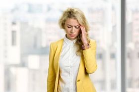年轻的商界女人感觉头痛.图片
