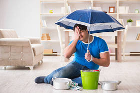 男子在家里处理邻居洪水泄漏