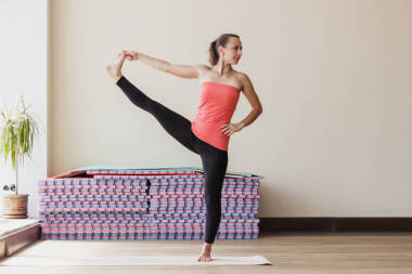 女人讓瑜伽練習照片