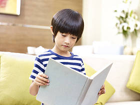 在家里读书的亚洲小男孩图片