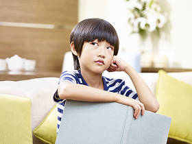 小亚洲男孩思考