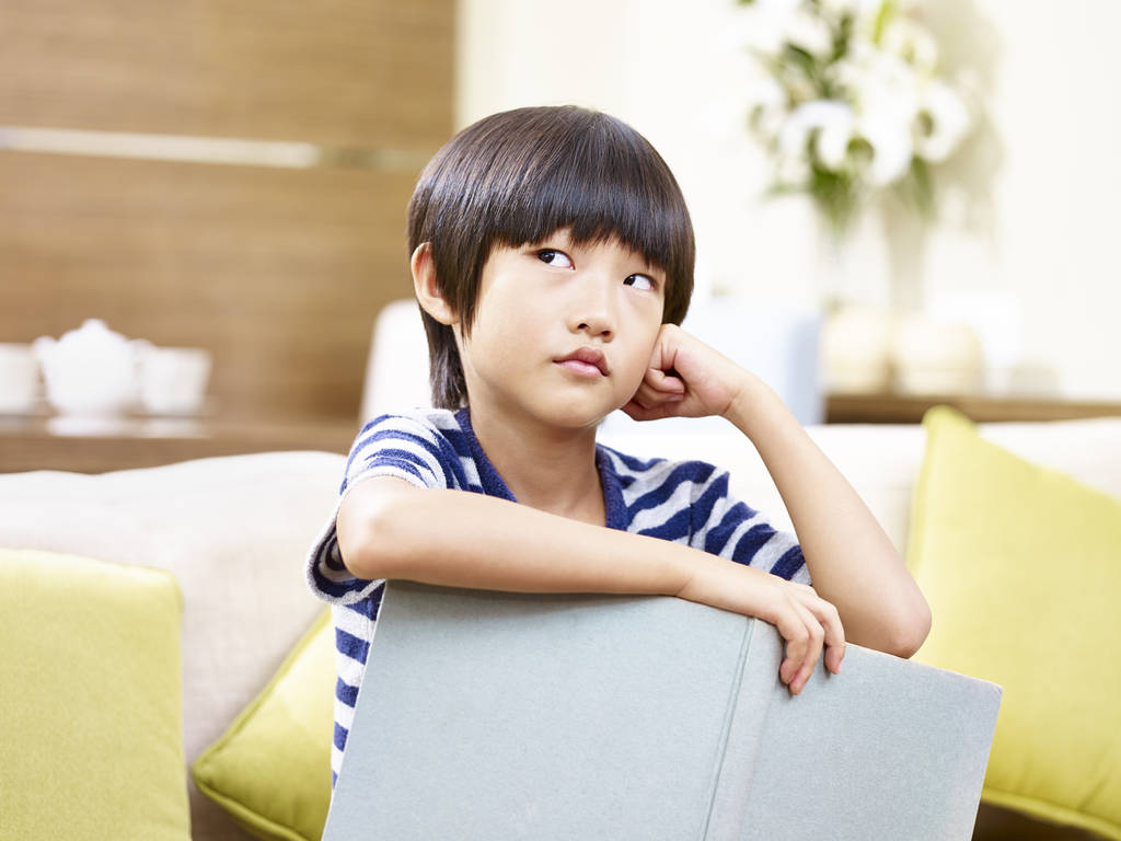 小亚洲男孩思考