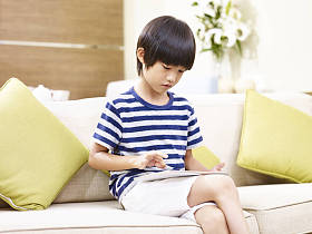 使用数字平板电脑的小亚洲男孩