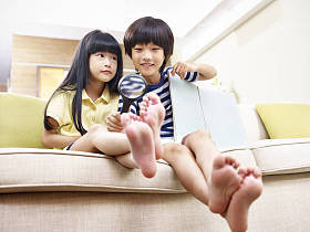 好奇的亚洲孩子