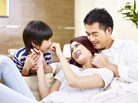 亚洲父母和孩子在家里玩得开心