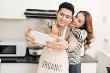 亞洲新人笑和做自我的廚房里做飯