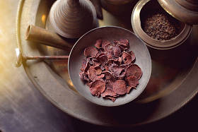 槟榔在黄铜碗、 槟榔和槟榔的容器