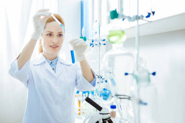 高兴的实验室助理混合试剂图片