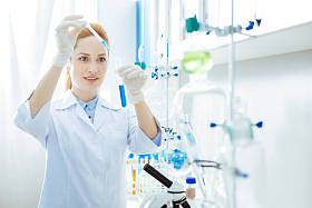 高兴的实验室助理混合试剂图片