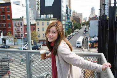 女孩有一杯咖啡在紐約城