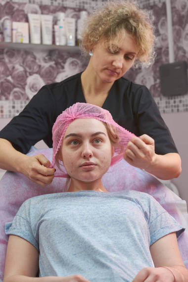 年轻女性在那位化妆师