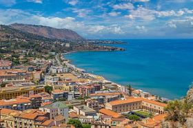 在西西里岛的切法卢市鸟瞰图图片