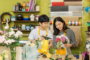 男性和女性的花店 