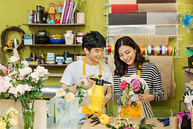 男性和女性的花店 