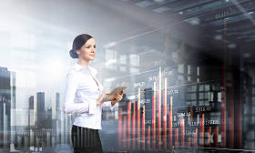 优雅的女人使用平板电脑。混合媒体。混合媒体