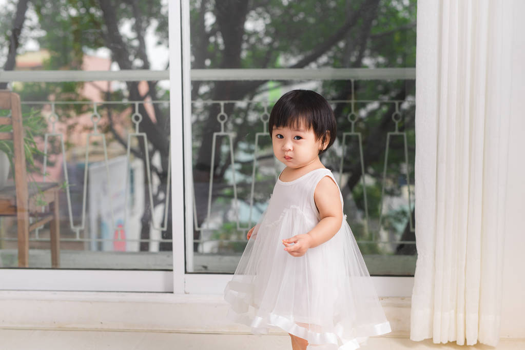 女婴玩靠近窗口 