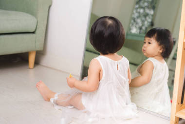 小可愛亞洲女嬰，她干脆坐在地上玩