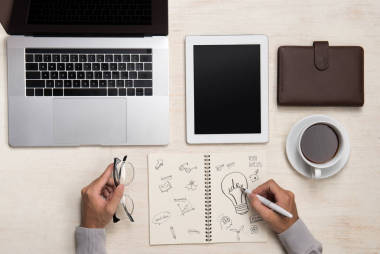 男性的手工作堅(jiān)持一個(gè)木制的桌面