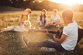 非洲裔美国少年玩吉他图片