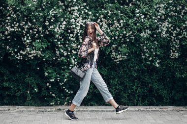 在布什的开心的女孩 图片