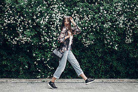 在布什的开心的女孩 图片