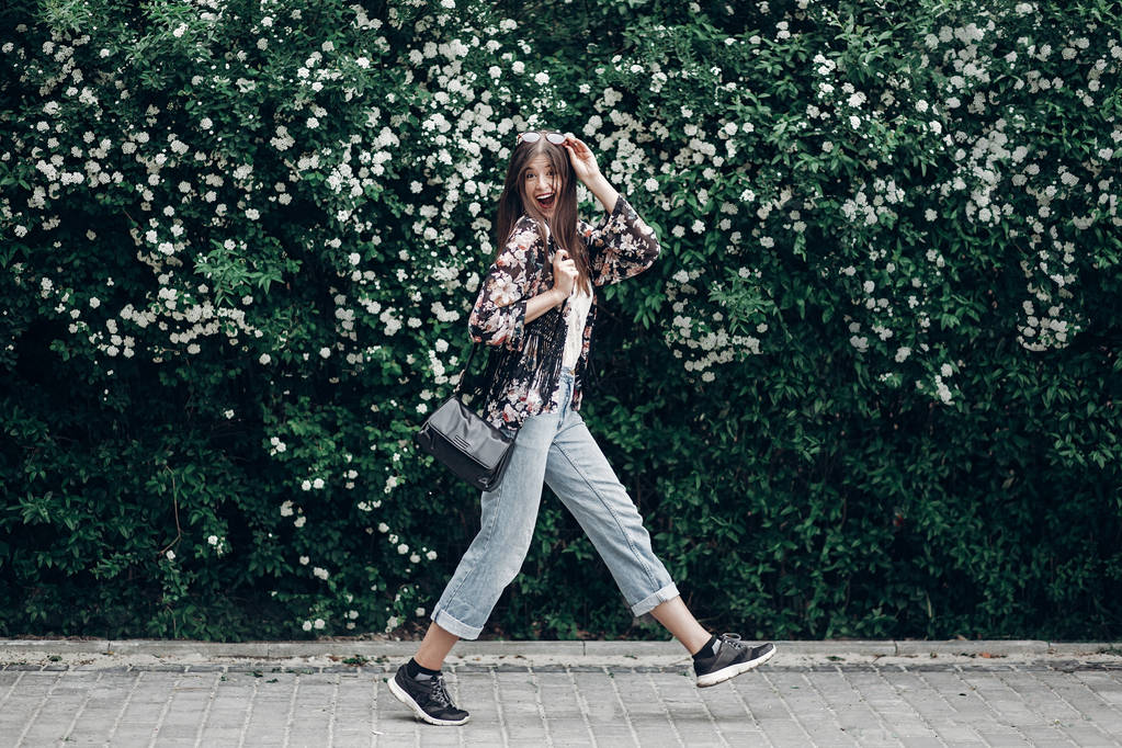 在布什的开心的女孩 图片