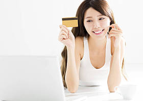 网上用信用卡买的快乐年轻女人