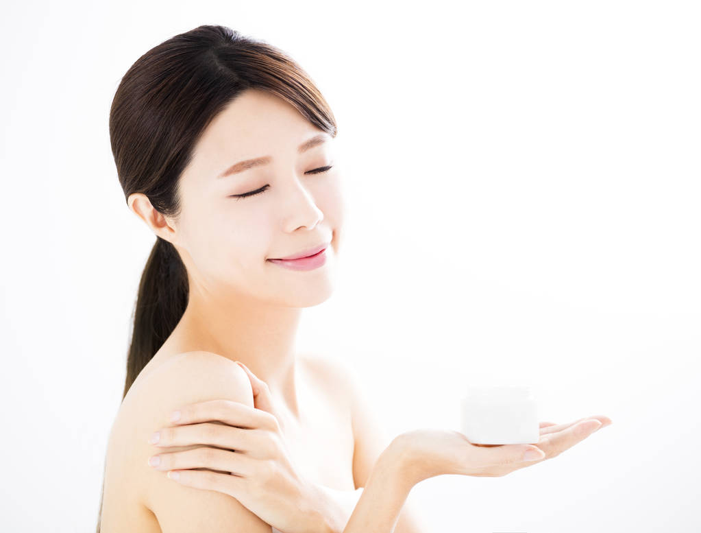 美丽的年轻女子手上显示美容产