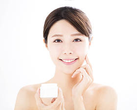 美丽的年轻女子手上显示美容产