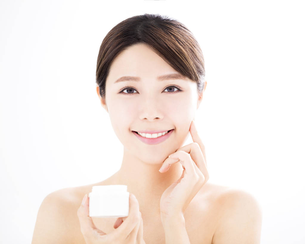 美丽的年轻女子手上显示美容产