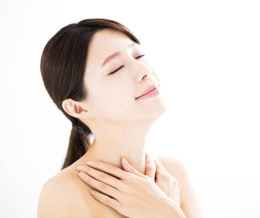 特寫鏡頭與清潔面部美麗的年輕女子