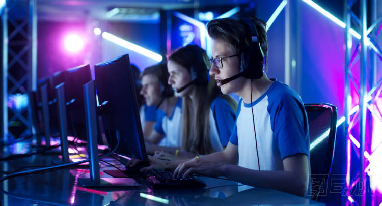 團(tuán)隊(duì)的少女游戲玩家玩多人游戲 Pc 視頻游戲中對電子競技錦標(biāo)賽。船長給命令到麥克風(fēng)，戰(zhàn)略性地試圖贏得這場比賽