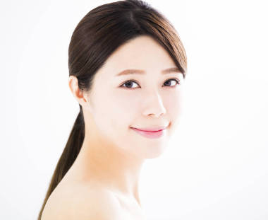 特写镜头与清洁面部美丽的年轻女子