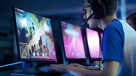 职业电竞玩家团队在竞争性Mmorpg/战略电子游戏中与在线游戏竞争。他们走到麦克风前，互相交谈。舞台上的霓虹灯看起来很酷