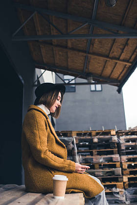 使用智能手机的时尚女人