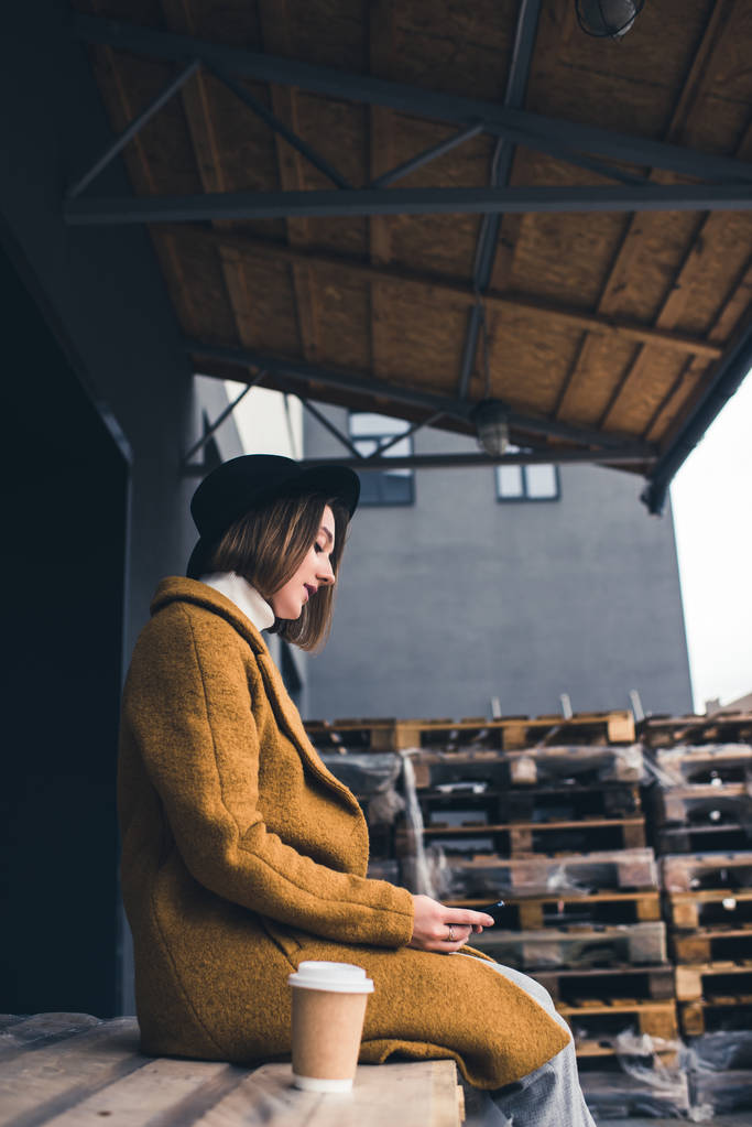 使用智能手机的时尚女人 使用智能手机的时尚女人