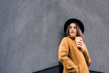 與咖啡的女人去圖片