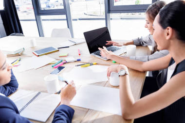 多民族女企業(yè)家一起工作