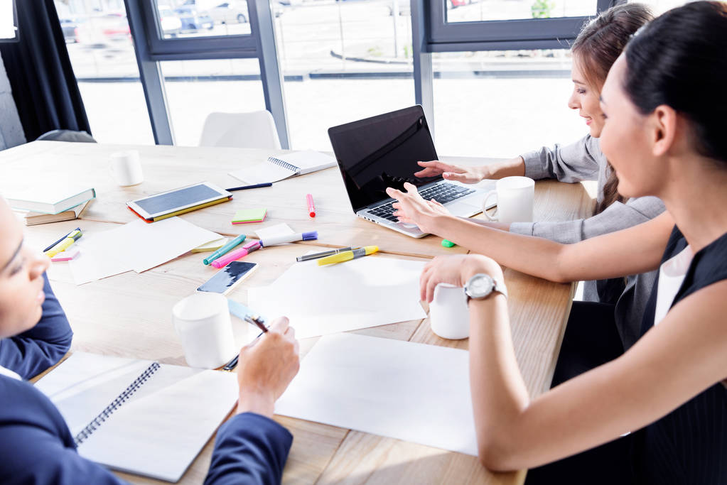 多民族女企业家一起工作 多民族女企业家一起工作