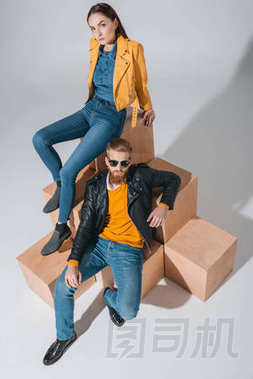 時(shí)髦的夫妻穿著皮夾克和牛仔褲