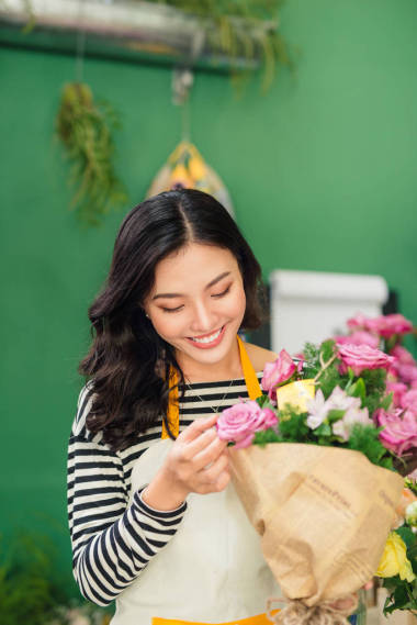 在店里工作的花店女人圖片
