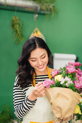 在店里工作的花店女人图片