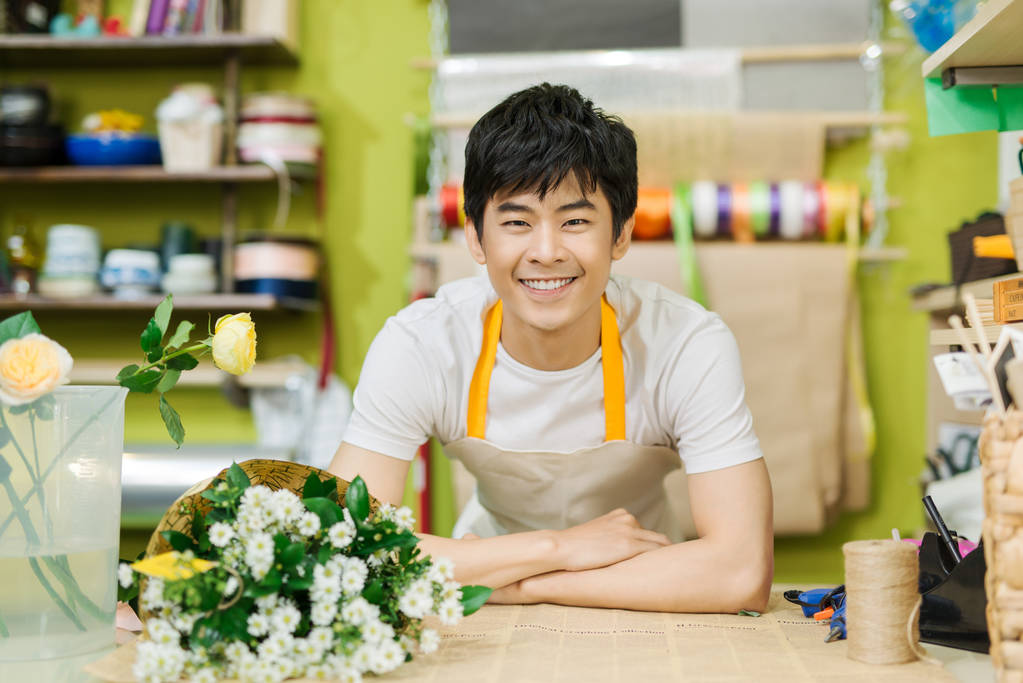 男性在花店花店图片
