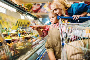 母亲和女儿在超市图片