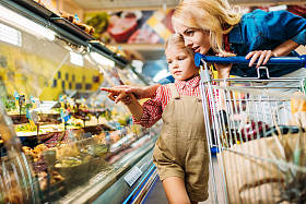 母亲和女儿在超市图片