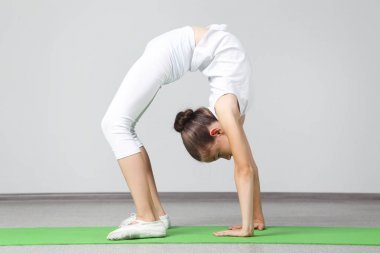 女孩做墊上練習(xí)圖片