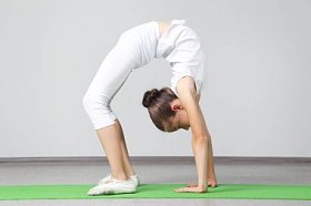 女孩做垫上练习图片