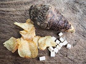 新鲜脆芋薯片在老木背景上