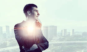 他想得很远。混合媒体