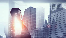 他想得很远。混合媒体图片